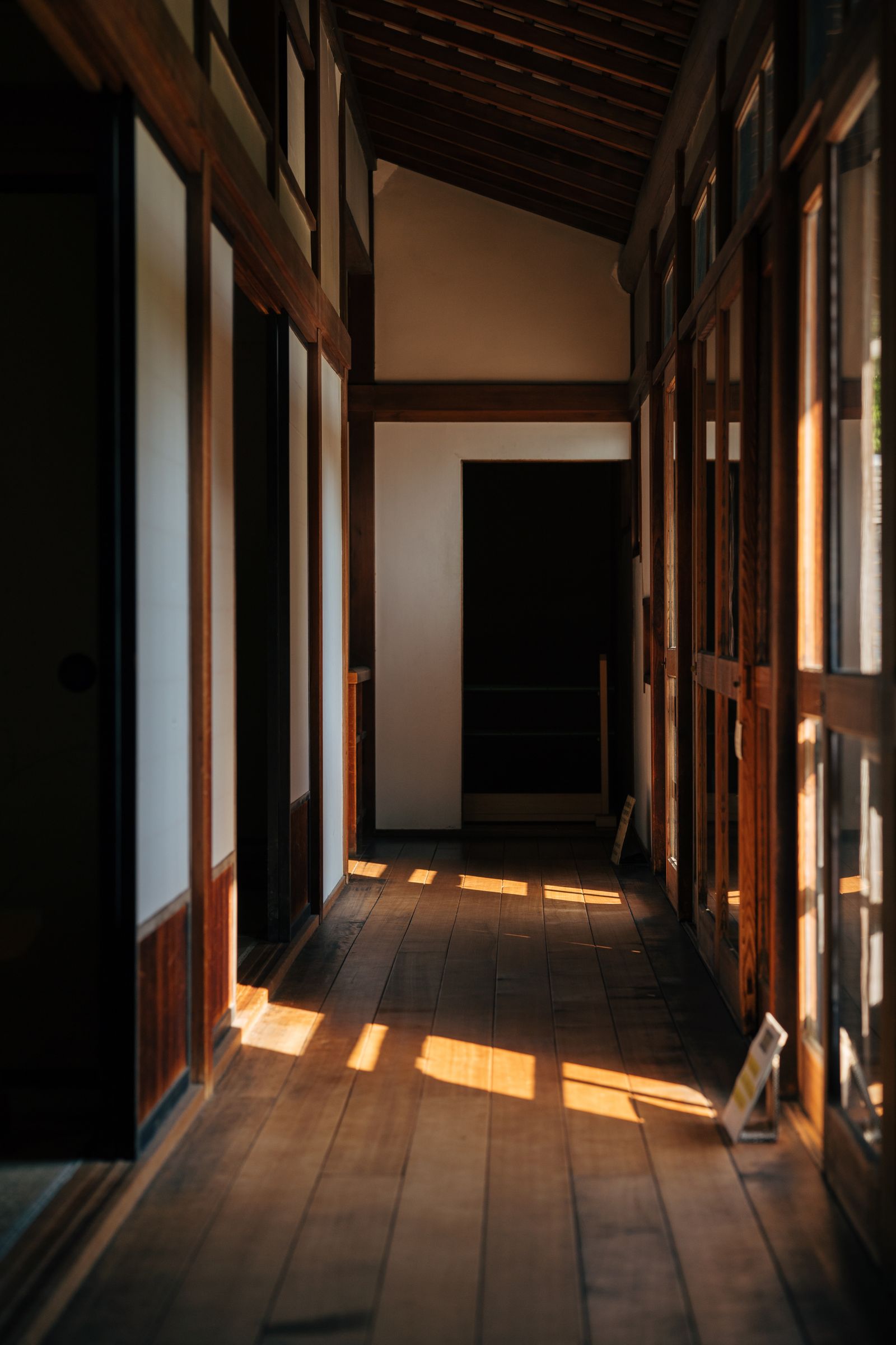 古い日本家屋の廊下